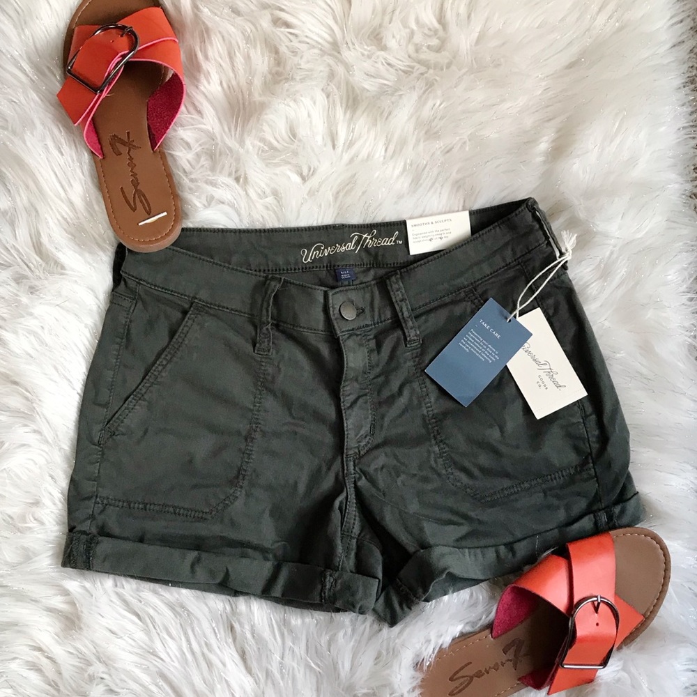 Military green shorts 💚